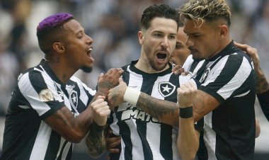 Botafogo goleia Coritiba no Nilton Santos, e vence o 1º turno do campeonato brasileiro, com 12 pontos a frente do 2º colocado