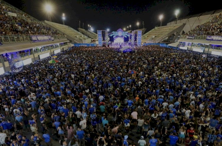 Caprichoso comemora bicampeonato com Sambódromo lotado