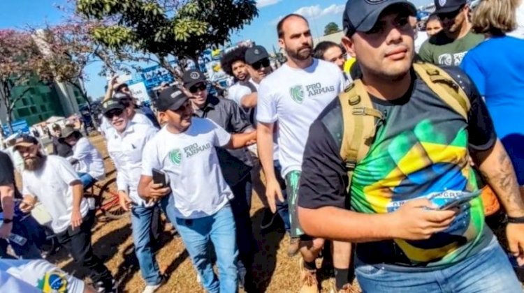 URGENTE: Grupo pró-armas faz ato a 600m do Congresso; Eduardo Bolsonaro está lá