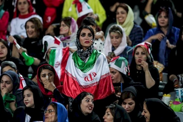 Mulheres poderão ver futebol em estádios no Irã após 40 anos