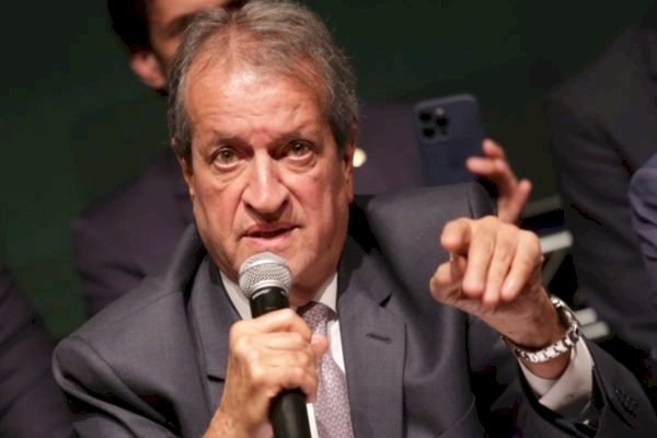 Valdemar manda PL abrir processo para expulsar deputado que fez o “L”