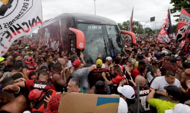 Flamengo chega ao Rio sob protesto e confusão após queda na Libertadores