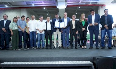 Prefeito assina termo para adesão do programa ‘Amazonas + Alfabetizado’ em escolas municipais, com a presença do ministro da Educação Camilo Santana