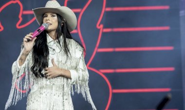 Ana Castela chora, leva cavalo gigante, conquista arena lotada e faz história na 1ª vez no palco principal de Barretos