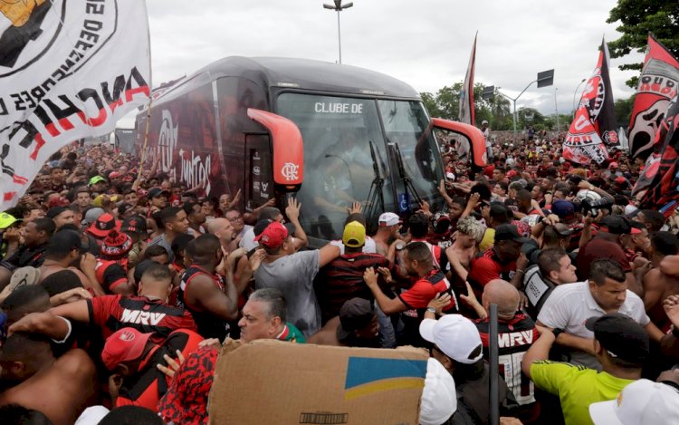 Flamengo chega ao Rio sob protesto e confusão após queda na Libertadores