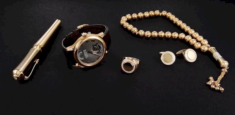 Vídeo mostra kit de joias que auxiliares de Bolsonaro mandaram para leilão