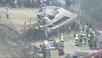 Ônibus com torcedores do Corinthians capota na Fernão Dias; acidente deixa 8 mortos