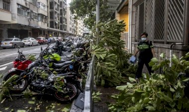 Hong Kong fecha escolas e cancela centenas de voos com a chegada do tufão Saola