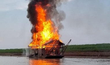 PF destrói 302 balsas de garimpo ilegal em operação no Amazonas