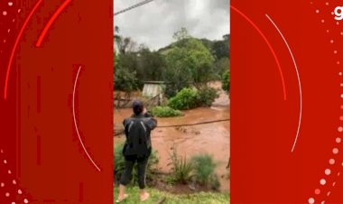Casa é arrastada pela água após nível de rio aumentar por causa da chuva em Nova Prata; VÍDEO