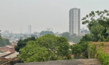 Fumaça de queimadas encobre prédios em Manaus
