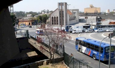 Homem cai de estação de metrô e morre em SP; mulher é suspeita de ter empurrado