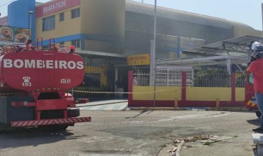 Incêndio de grandes proporções atinge loja de bolos em Manaus