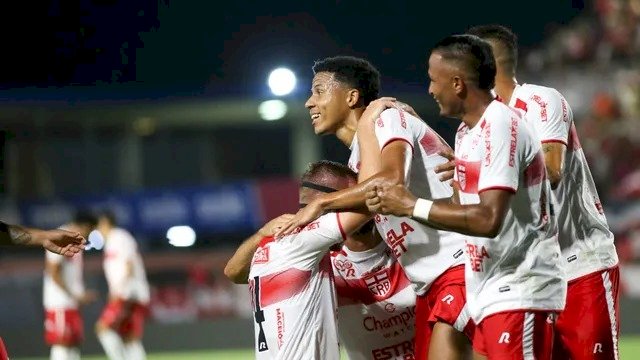 Pela 27ª rodada da série B Vitória sofre uma goleada histórica para o CRB e mesmo assim segue na liderança