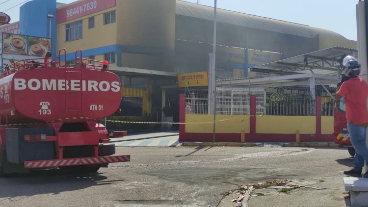 Incêndio de grandes proporções atinge loja de bolos em Manaus
