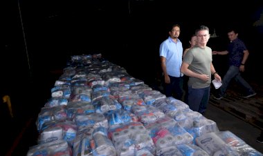 Prefeito acompanhou carregamento de balsa com mantimentos para beneficiar mais 500 famílias atingidas pela severa estiagem nos rios amazônicos