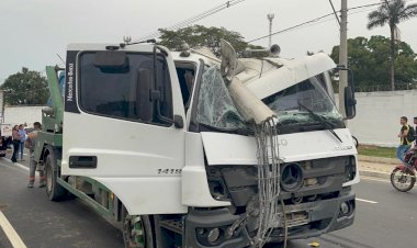 Caminhão arrasta poste e mata dois funcionários de empresa de energia em Manaus