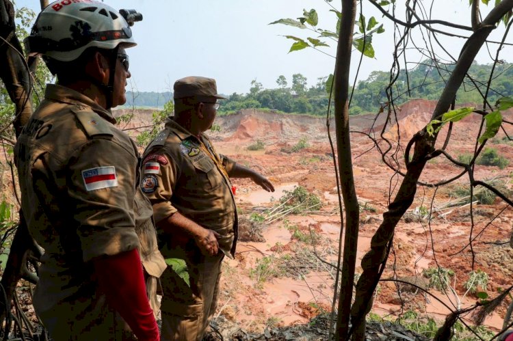 Bombeiros e Defesa Civil analisam margens do rio onde houve desbarrancamento em Beruri