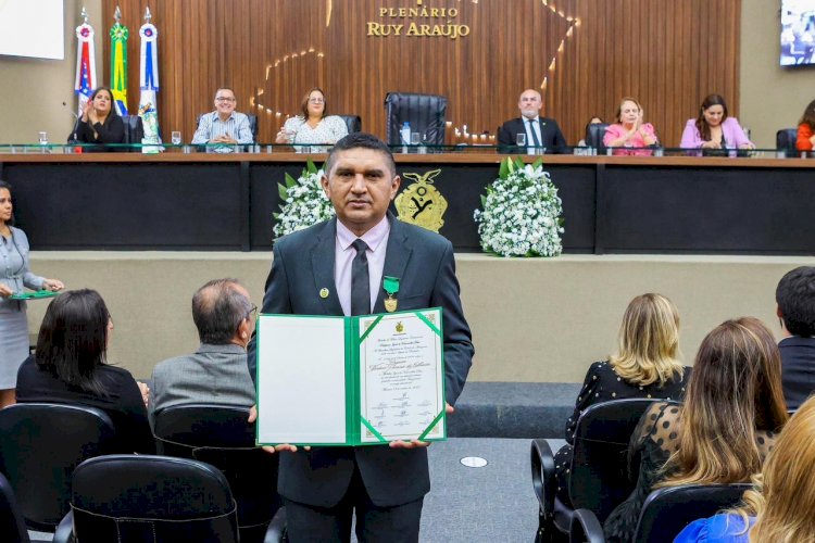 Roberto Cidade ressalta importância dos educadores com a entrega da Medalha ‘Professora Ignês de Vasconcellos Dias’