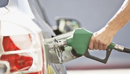 Petrobras anuncia redução de 4,09% no preço da gasolina; diesel terá alta de 6,57%