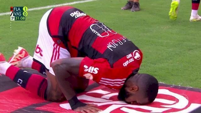 Flamengo vence clássico movimentado com o Vasco no Maracanã