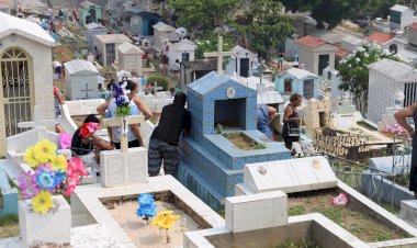 Cemitérios públicos de Manaus recebem visitantes no Dia de Finados