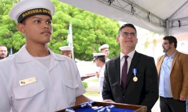 Prefeito recebe medalha ‘Amigo da Marinha'