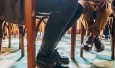 Por que algumas pessoas ficam 'tremendo' a perna quando estão sentadas?