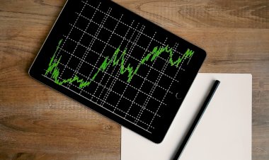 Ibovespa fecha no maior patamar desde julho de 2021, com rumo dos juros nos EUA e meta fiscal; dólar volta aos R$ 4,85