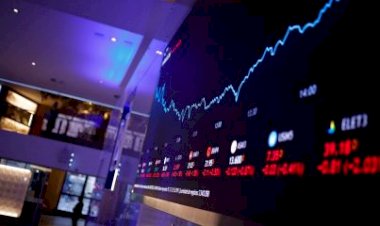 Ibovespa fecha em alta e renova máxima do ano com feriado nos EUA; dólar sobe e fecha a R$ 4,90