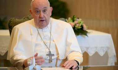 Papa Francisco diz que está com bronquite aguda infecciosa e pede orações