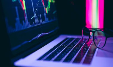 Ibovespa sobe aos 127 mil pontos e tem melhor desempenho mensal em três anos; dólar vai a R$ 4,91