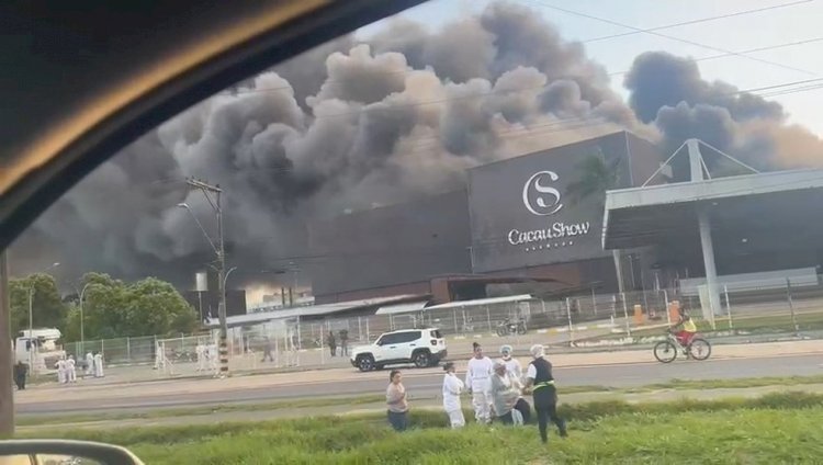 Incêndio de grandes proporções atinge fábrica da Cacau Show em Linhares (ES)