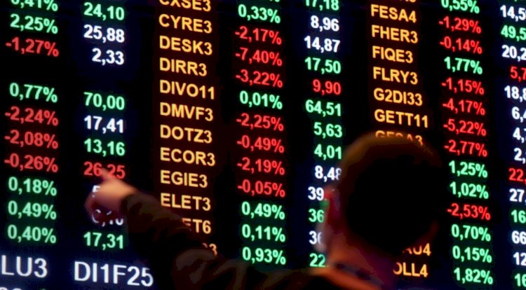 Ibovespa fecha em alta de 2,29% e renova máxima em 2 anos; dólar cai 0,9%, a R$ 4,86