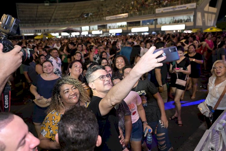 Prefeitura de Manaus homenageia servidores públicos com grande festa no sambódromo