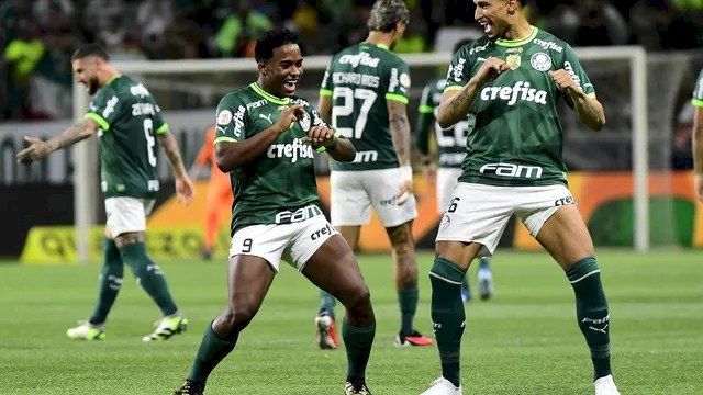 Atlético-MG vence o Flamengo, supera rival na tabela e segue na briga pelo título. Palmeiras vence o América (MG) e abre vantagem na liderança