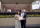 Roberto Cidade outorga Medalha do Mérito Legislativo à desembargadora do TJAM, Vânia Marques Marinho