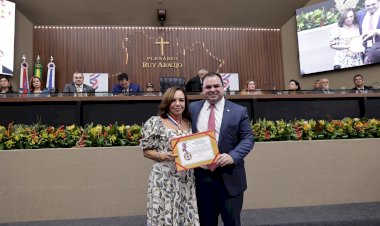 Roberto Cidade outorga Medalha do Mérito Legislativo à desembargadora do TJAM, Vânia Marques Marinho