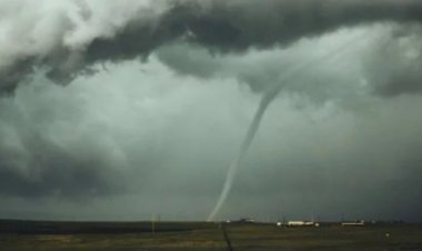 Após bebê de 4 meses ser levado por tornado nos EUA, família revela modo inacreditável como encontrou criança: "Um anjo"