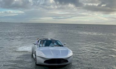 'Carro esportivo de luxo' que anda sobre a água a até 100 km/h desfila em praia de encontro de lanchas em SC; VÍDEO