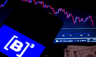 Ibovespa tem novo recorde após ata do Copom e elevação de rating pela S&P; dólar recua a R$ 4,86