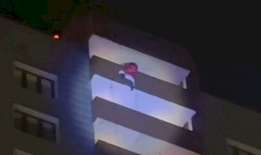 Papai Noel cai de prédio na Rússia, morre e plateia pensa que queda estava na apresentação