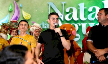 Prefeito prestigia exposição de carros alegóricos natalinos e show de luzes com drones no parque Amazonino Mendes