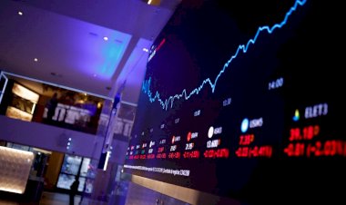 Ibovespa tem queda no dia, mas fecha o ano com alta de 22%; dólar cai 8% em 2023