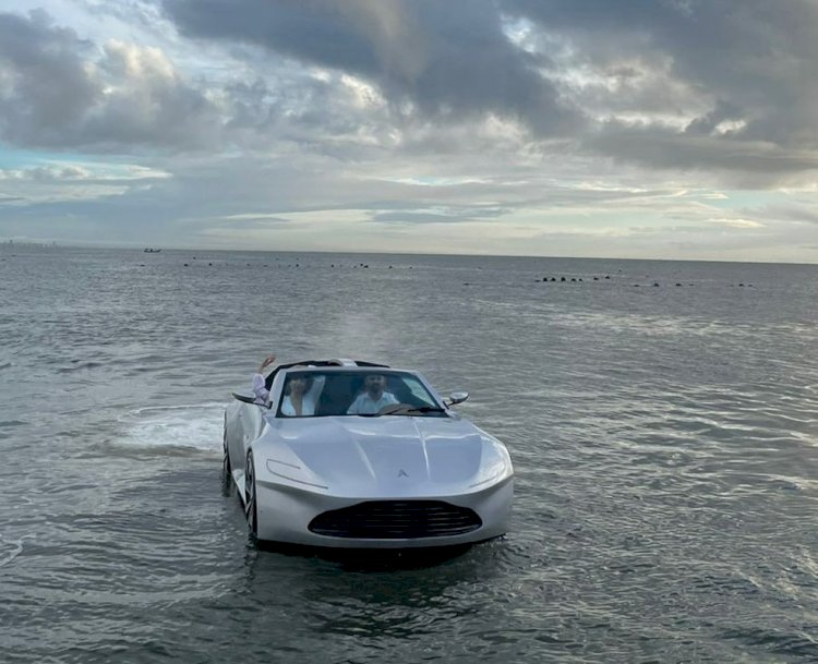 'Carro esportivo de luxo' que anda sobre a água a até 100 km/h desfila em praia de encontro de lanchas em SC; VÍDEO