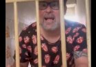 Homem chama vizinha de 'preta fedida', é filmado e preso por injúria racial
