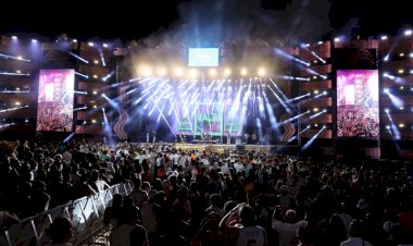 Réveillon 2024 reúne mais de 100 mil pessoas no Parque Amazonino Mendes