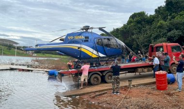 Após acidente, helicóptero é retirado de represa na cidade de Capitólio