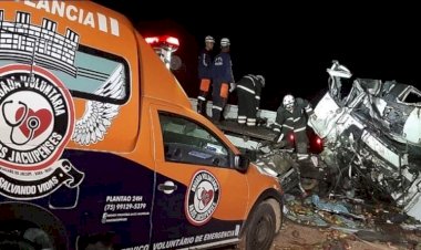 Acidente entre caminhão e ônibus deixa 25 mortos na Bahia