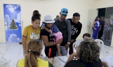 Prefeitura de Manaus atende famílias vítimas de incêndio no bairro do Céu